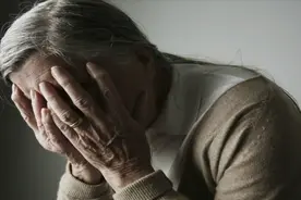 为何越来越多老人患上老年痴呆？其中病因是这几个，老年人趁早改图片