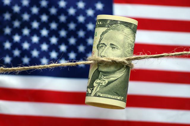 美元霸权动摇？美国债务高达26.2万亿元，中国抛美债停不下来