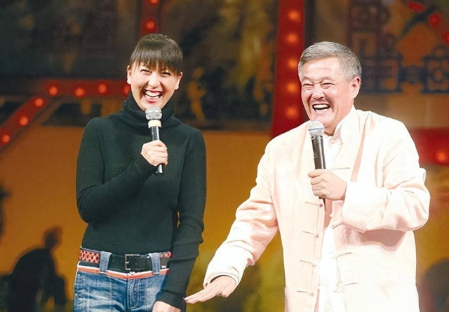 一顿饭11个菜	，客厅大得能打球，哭穷的闫学晶害惨“啃老”的儿子