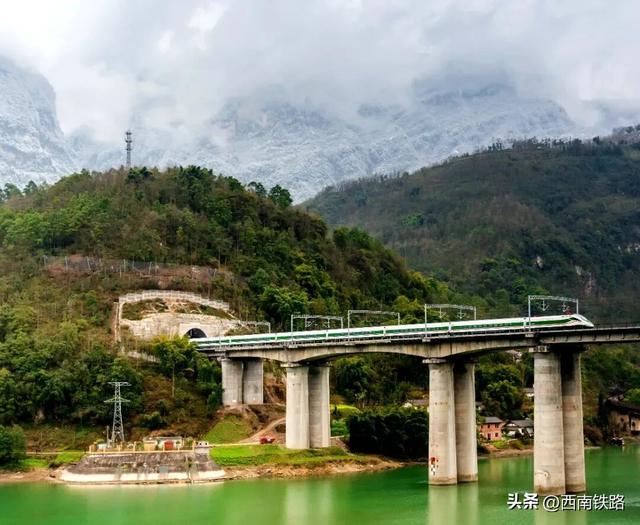 从新成昆铁路看“钻山不蜿蜒”