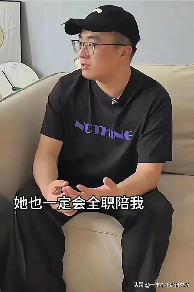 32岁男子把58岁妈妈锁家里,一起洗澡睡觉,就连出门都是形影不离