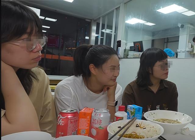 上海面馆48元一杯茅台爆火后，恶心的一幕出现，老板无奈连夜下架