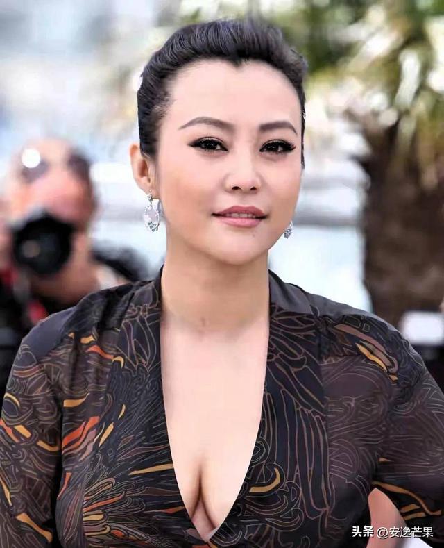 郝蕾越老越丰满又迷人，大体格身材丰腴，女人味越来越足_真是绝
