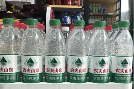 曾经不卖纯净水的农夫山泉反悔了？绿色包装纯净水低调上线 被指对标怡宝图片