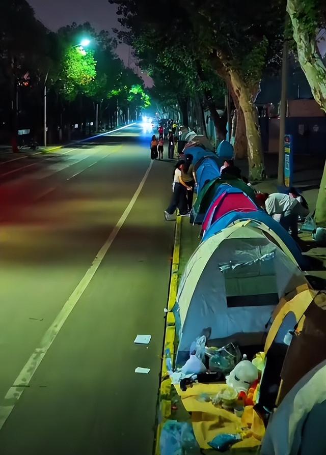 5年倒闭10家景区，年轻人穷游住帐篷，天价酒店景区为啥割不动了