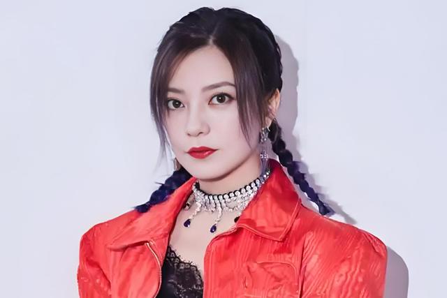 胃癌传闻真相大白半年	，49岁赵薇再迎坏消息，连累的何止闺蜜李湘