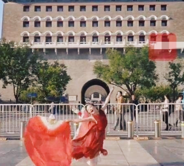 国庆董璇女儿小酒窝	，一袭红裙在正阳门前起舞，祝福祖国生日快乐