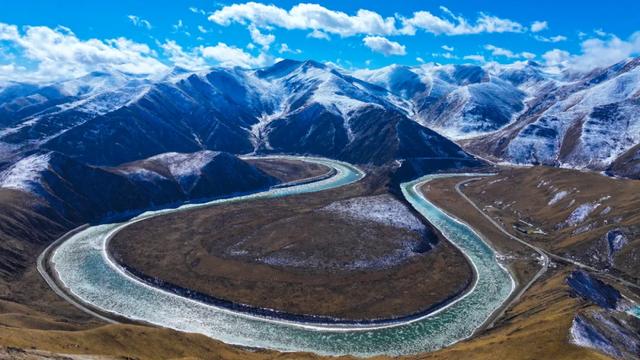 甘肃玛曲：流凌逐浪黄河岸冰花绽作雪域笺