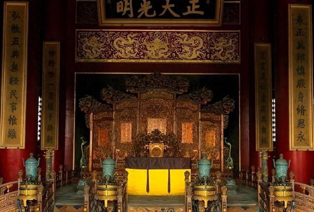 大爷出上联：芙蓉王炮轰大前门，妻子对出的下联堪称千古妙对！