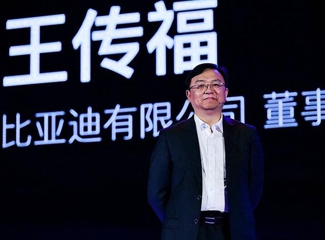 比亚迪老板女儿参加巴黎名媛舞会，她打扮贵气，长得像爸爸王传福