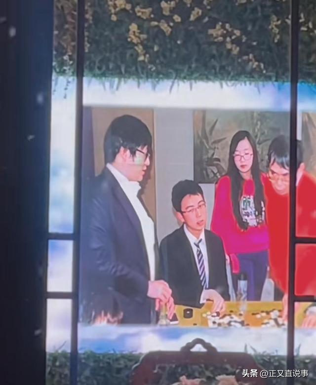 聂卫平葬礼，长子捧遗像，两前任妻子未现身	，现任兰莉娅主持现场