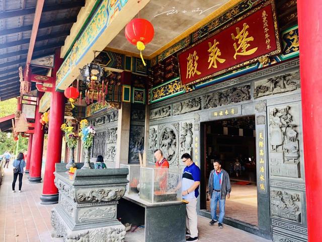 马来西亚这座中华寺庙，竟然建在赌场旁？据说来拜佛的大都是赌徒