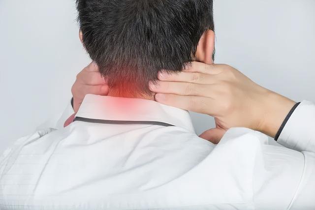 颈椎病竟会引发头晕头痛？医生：这3种头痛要警惕，别只怪脑子！