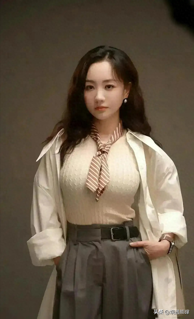杨蓉这胸是真的吗？跟两个足球一样了，真的非常好看了