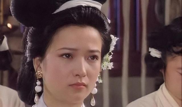 何晴葬礼举行！儿子手捧骨灰，遗像曝光惹泪目，廖京生现身送别