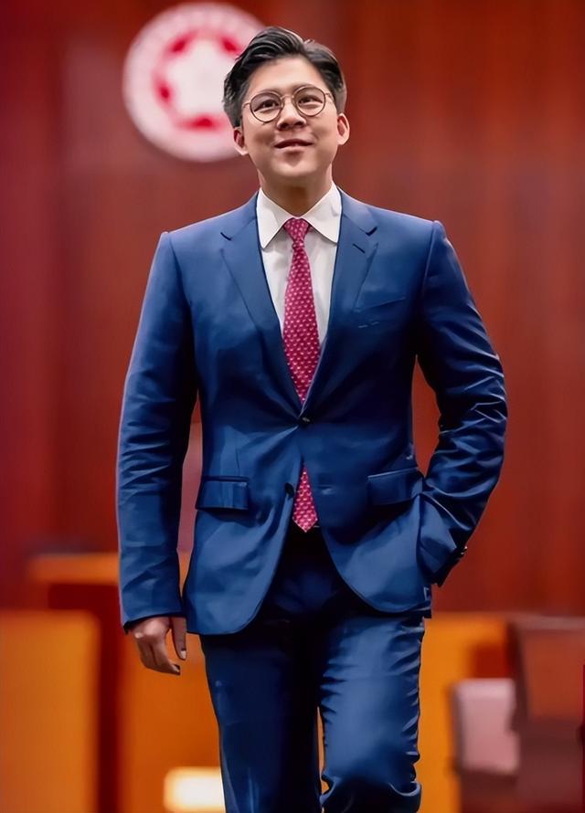 三连升！霍启刚官宣喜讯，新身份给郭晶晶长脸，让李嘉诚不敢吭声