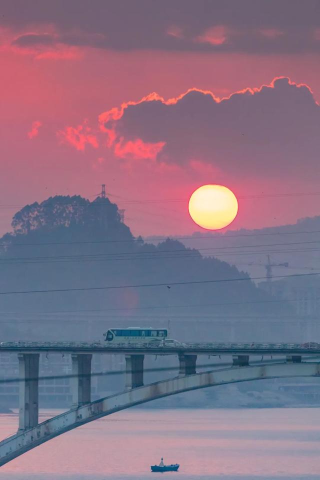 被重庆光芒掩盖，这座小城被一碗“刨猪汤”带火，景点几乎免费看