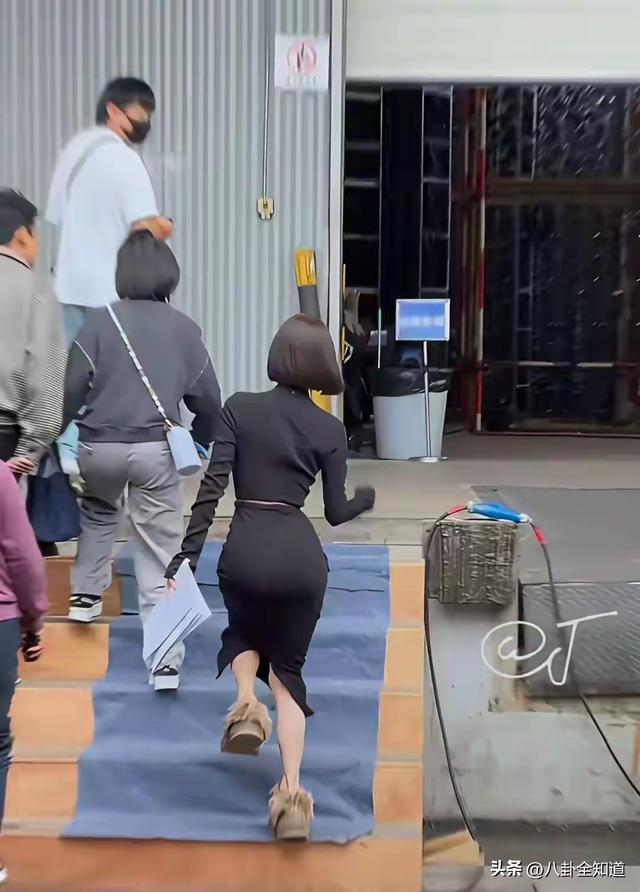 秦岚变化太大了，胸很大，腰很细，臀部很大，身材有点像芭比娃娃