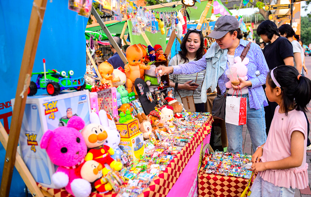 看首展、逛大集，文创街区打卡热