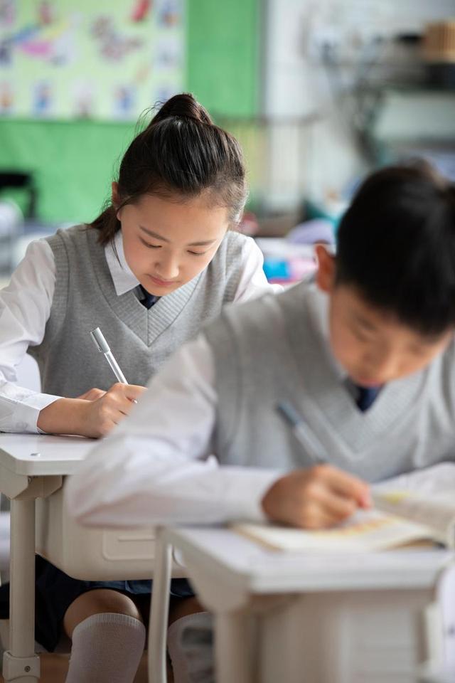 一人之力挑战学界！Meta华人总监用数学证明：AI的学习分这三步