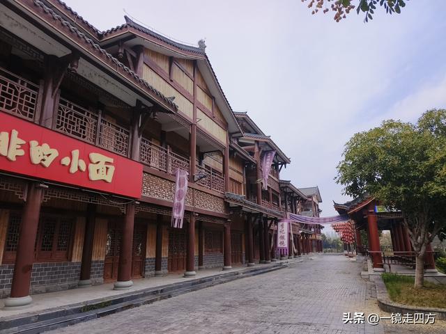 在“天仙配”传说的故事发生地孝感，建有一座“凤凰天仙城”