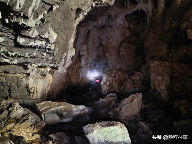 探险贵州深山原始溶洞，遇见一个躲匪洞、一座红军坟
