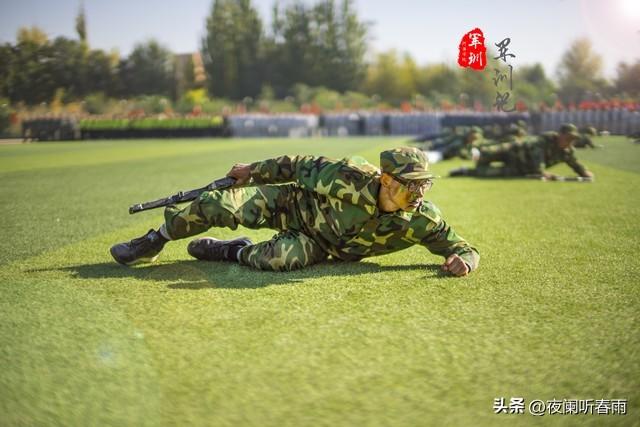 坐火车回军校，在路上受到两个年轻女孩的特殊关照，内心非常感动