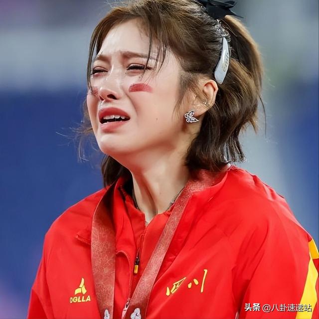 里子面子都丢了	，吴艳妮参加姐姐婚礼大出风头，恶心的一幕出现了