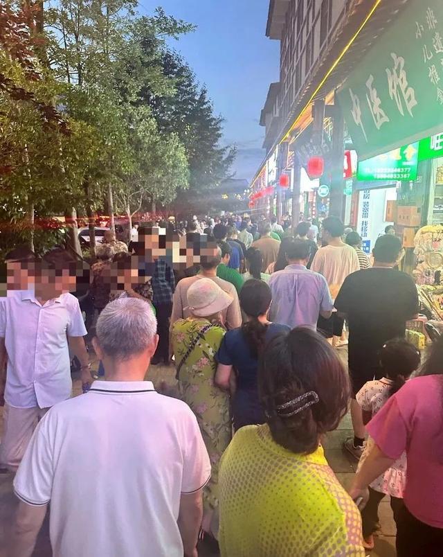 重庆的避暑大军开始攻打黄水了！大街上都是人山人海