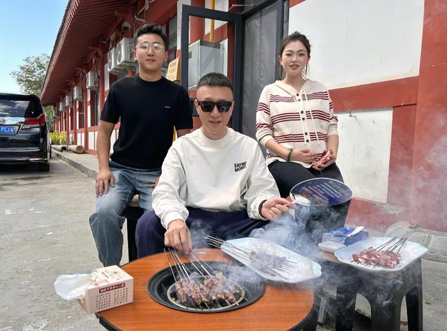 孙红雷和老婆王骏迪到宁夏旅游，在院子烤羊肉串，打扮时尚好贵气