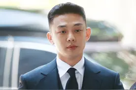 刘亚仁现身第五次公判，一身西装亮相，戒断后状态回春引网友点赞图片