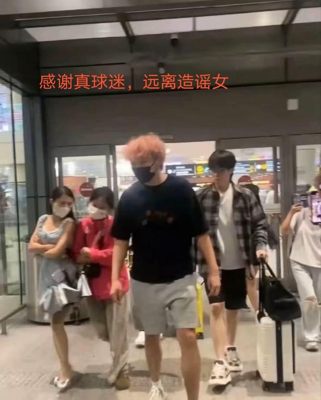 追问王楚钦要联系方式的女子真容曝光！满脸皱纹像大妈却自信过头
