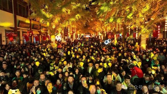 比人山人海还火爆的场面！就在天水“黄金大道”…