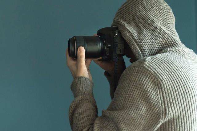 不止偷拍还贩卖！竟然还搞 “包月服务	”，终究逃不过法律严惩！