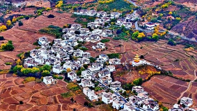 四川甘孜乡城县：深秋白藏房 景美惹人醉