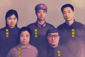 77年，陈佩斯一家罕见全家福，军装笔挺还挺帅，不过哥哥更胜一筹图片