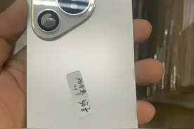 华为P70真机照曝光，三角镜头形似iPhone ，或4月25日开售图片