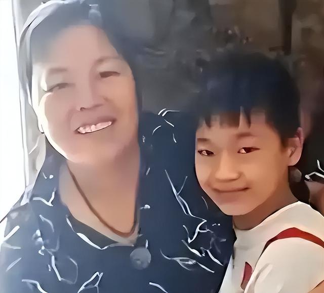 全红婵归队了！她变化真大，身材高挑颜值抢眼，留了长发气场强大