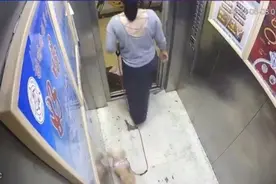 江苏盐城：一主人牵狗出电梯时，小狗没跟上，电梯启动后狗狗瞬间被吊起，主人手腕被绳子勒住图片