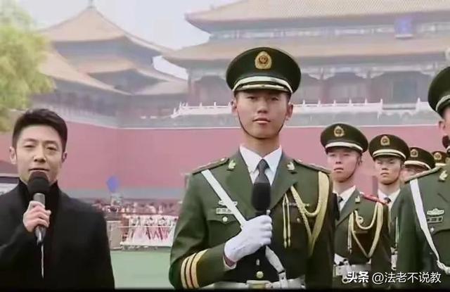 “最帅升旗手”张自轩被骂惨了！面对争议，他用一句话来回应