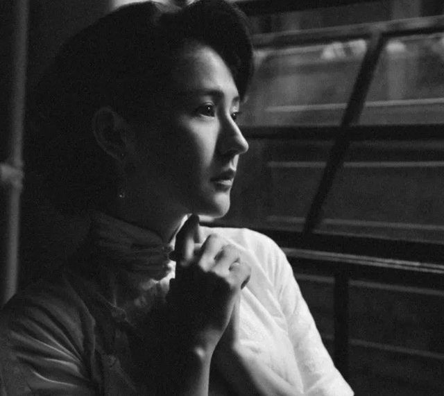 从“拽妃”到商界大亨，39岁的热依扎：隐婚生子，争议不断