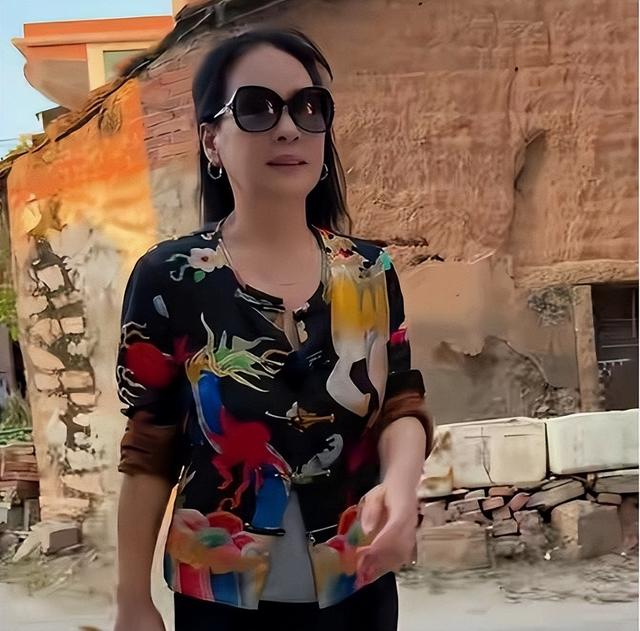 赖昌星妻子曾明娜现状 独居三千平老宅 做饭弄花草活成人生赢家