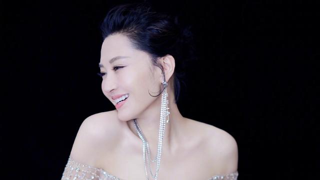 她一生 “风流成性	、老少通吃	”	，撩汉无数，现如今56岁却依旧单身