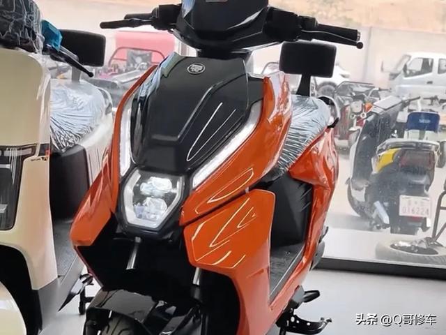 同样是新亮相的电动车，爱玛赤焰和五星钻豹E8，配置有什么不同