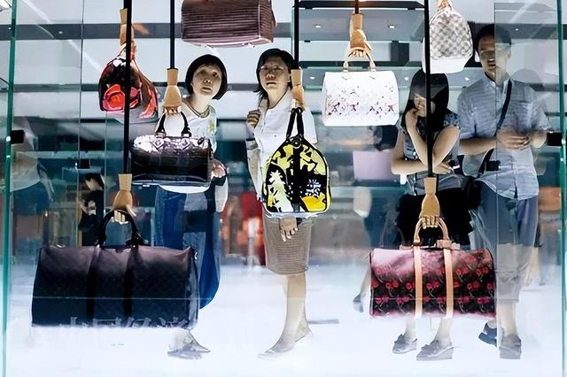 几乎全是假货，利润高达650%，为何消费者还争相购买?