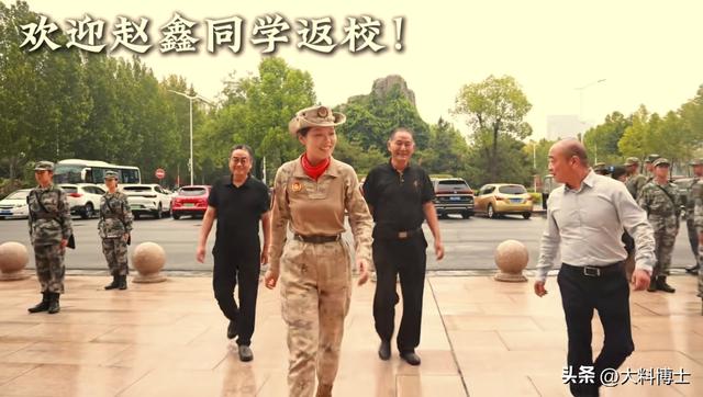 河南大学生从阅兵场归校，获隆重迎接，老师让她走前面，被逗笑了
