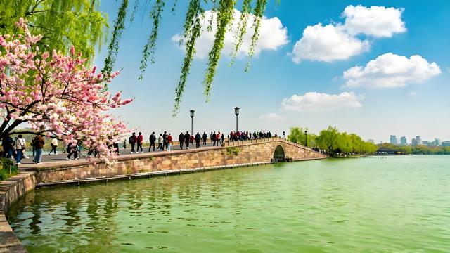 杭州西湖断桥为什么叫断桥？残雪未销处，断桥连古今