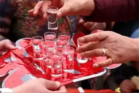 ​回顾:厦门男子频繁腹痛，3年做了5次胃镜，主任检查后男子崩溃了图片