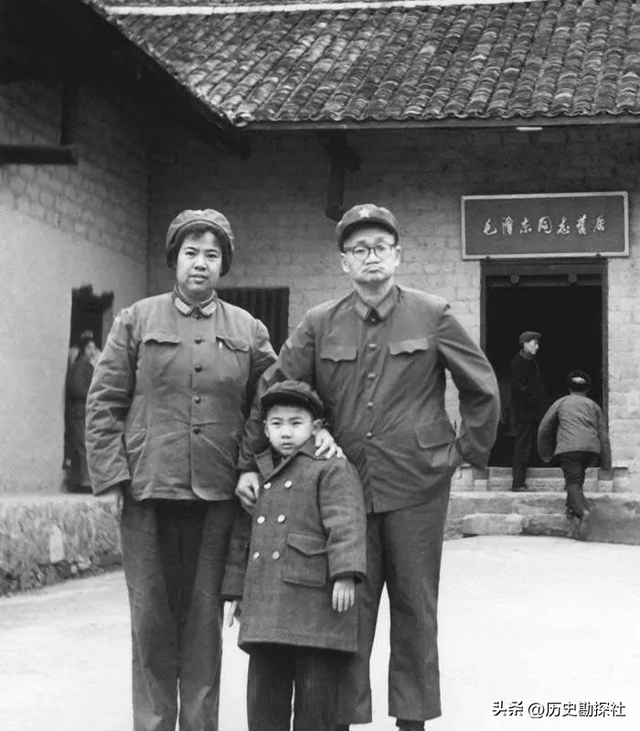 毛岸青81岁生日时的全家福，两个妹妹前来贺寿，儿媳刘滨体贴蹲着