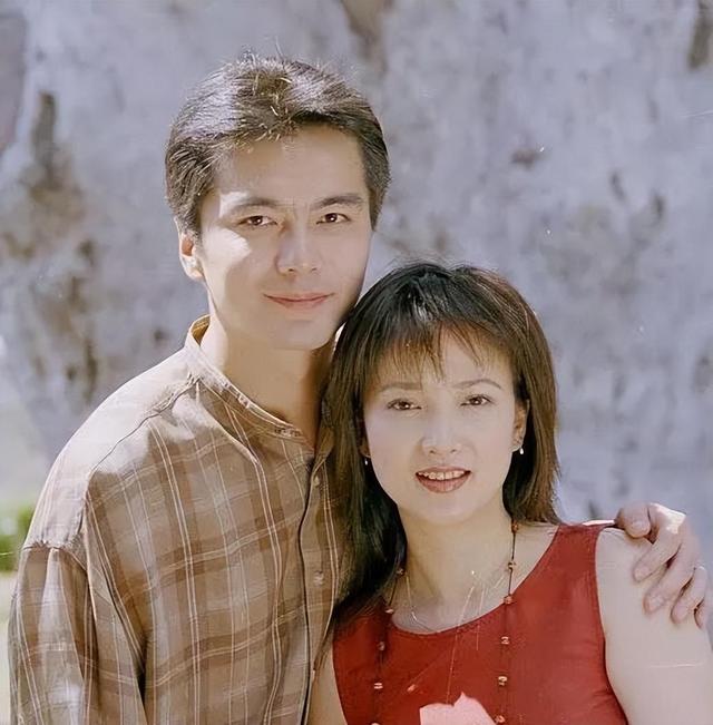 原来他们是夫妻，《许我耀眼》他4婚娶小12岁娇妻，老婆像梅艳芳